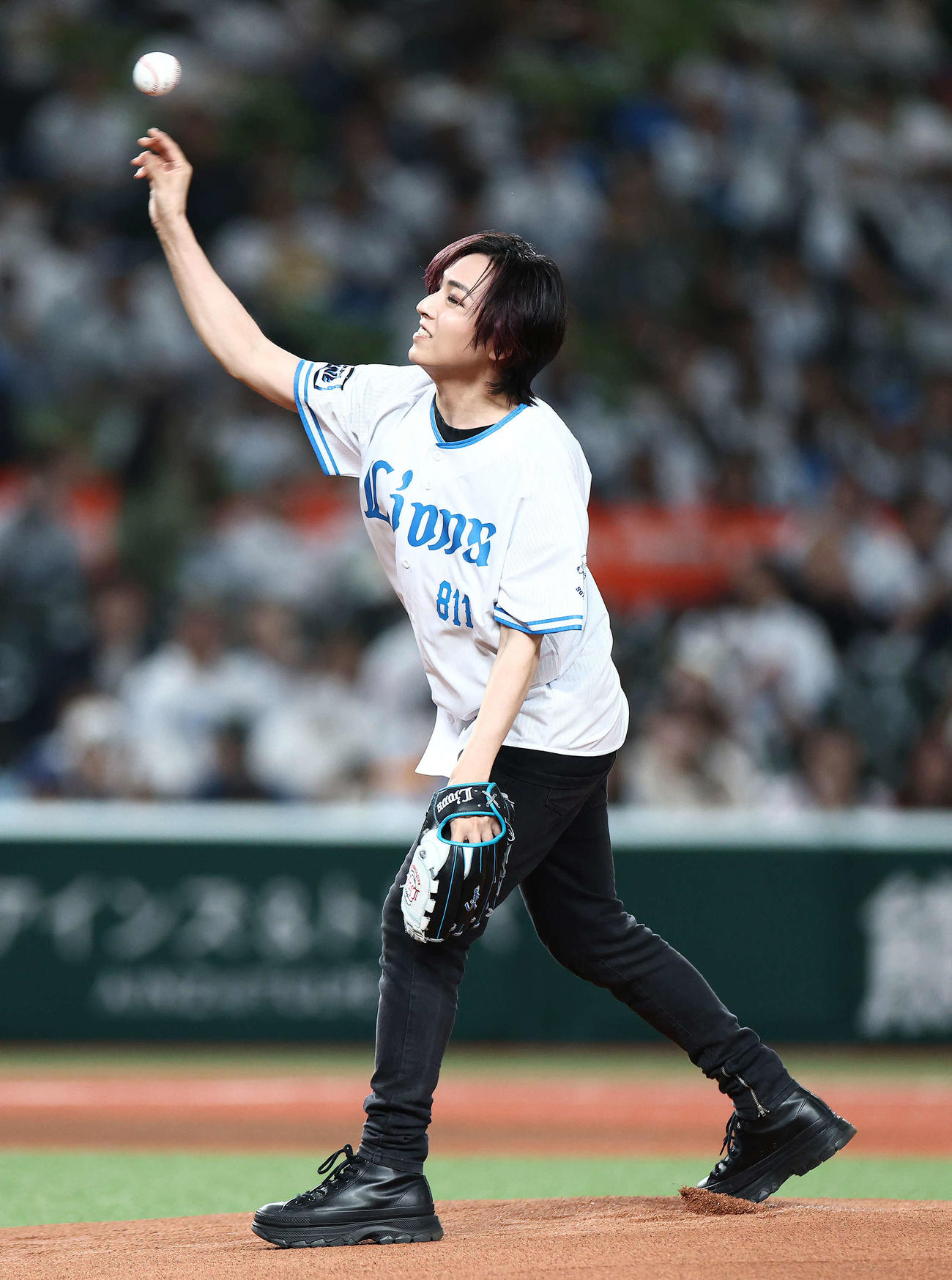 西武対楽天　開始前、始球式に臨む蒼井翔太（撮影・河田真司）