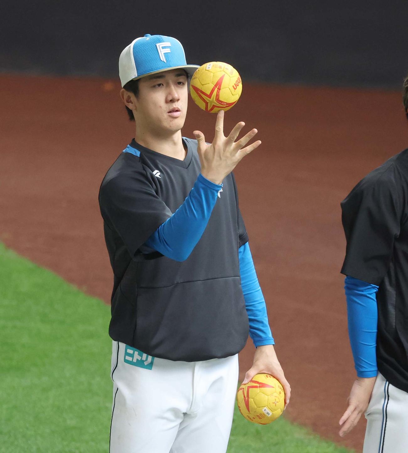 日本ハム対ロッテ　ボールを指先で回す北山（撮影・黒川智章）