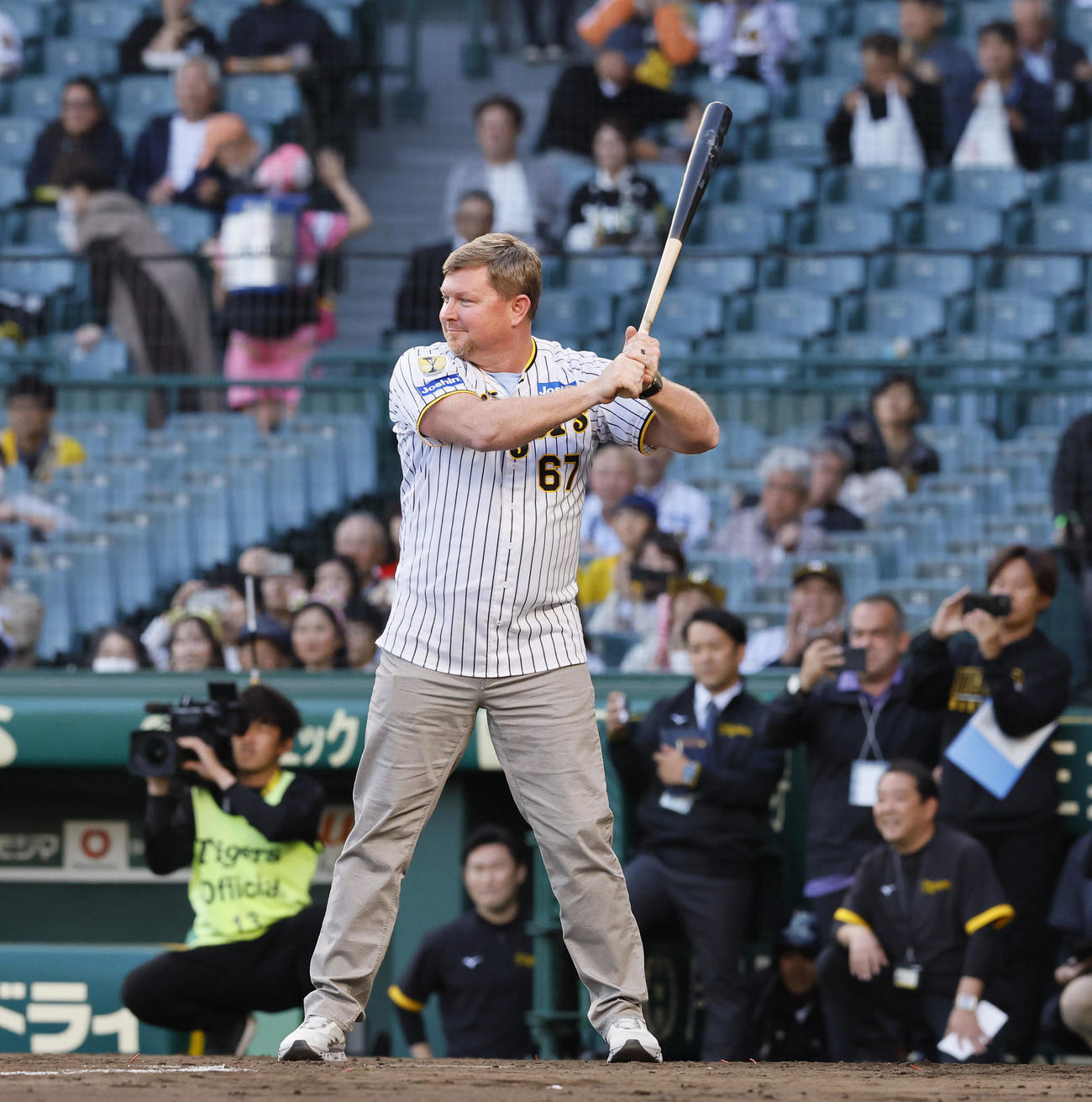 阪神対中日　ファーストピッチの打席に立つ元阪神のブラゼル氏（撮影・藤尾明華）