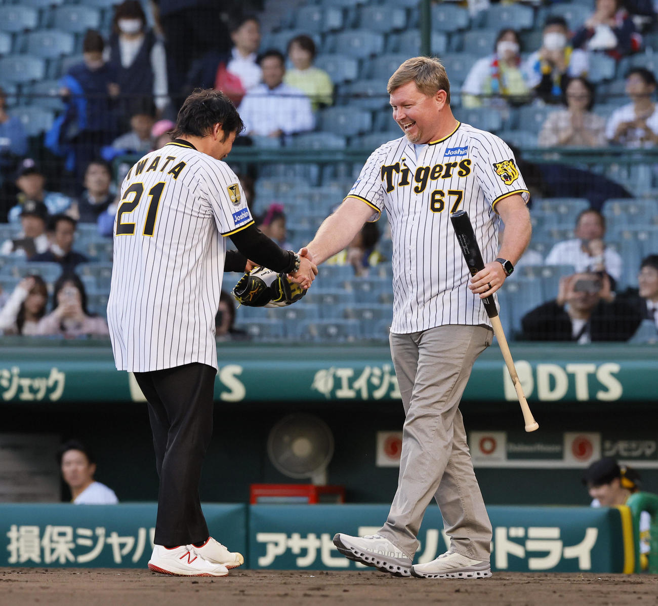 阪神対中日　ファーストピッチを終え、握手を交わすブラゼル氏（右）と岩田稔氏（撮影・藤尾明華）
