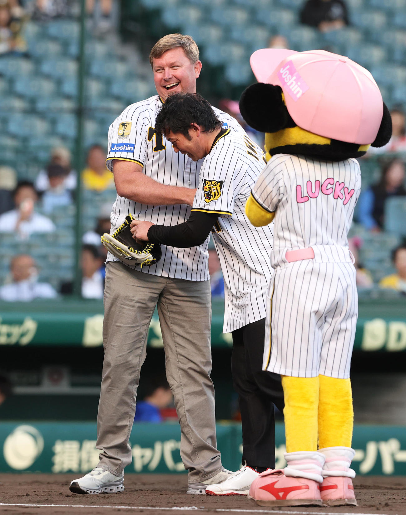 阪神対中日　試合前、ファーストピッチセレモニーで抱き合う阪神OBブラゼル氏（左）と岩田CA（撮影・上山淳一）