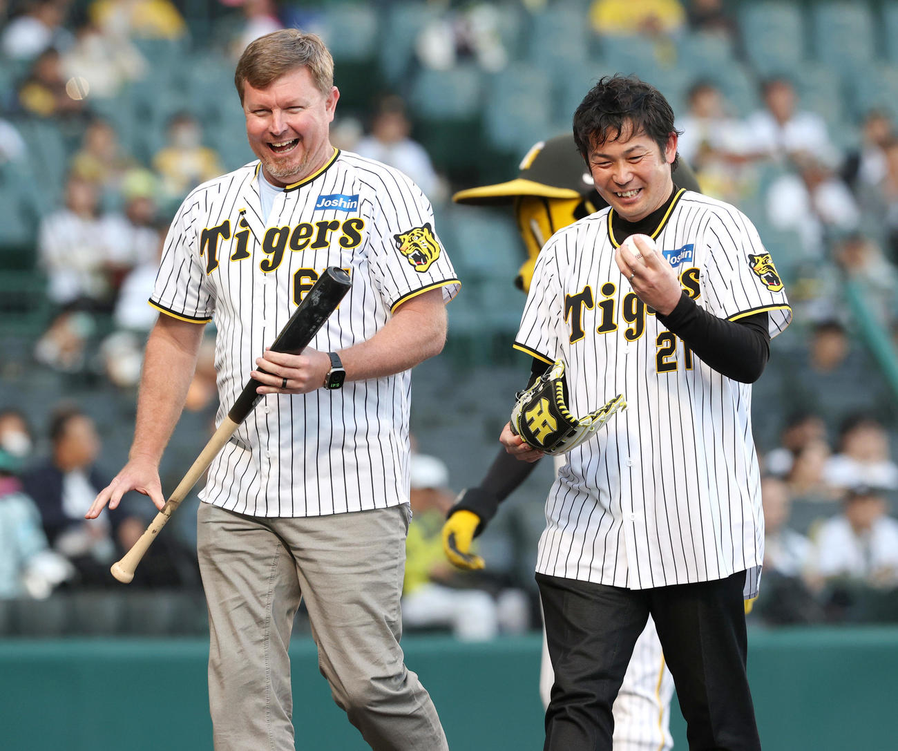 阪神対中日　試合前、ファーストピッチセレモニーで笑顔を見せる阪神OBブラゼル氏（左）と岩田CA（撮影・上山淳一）