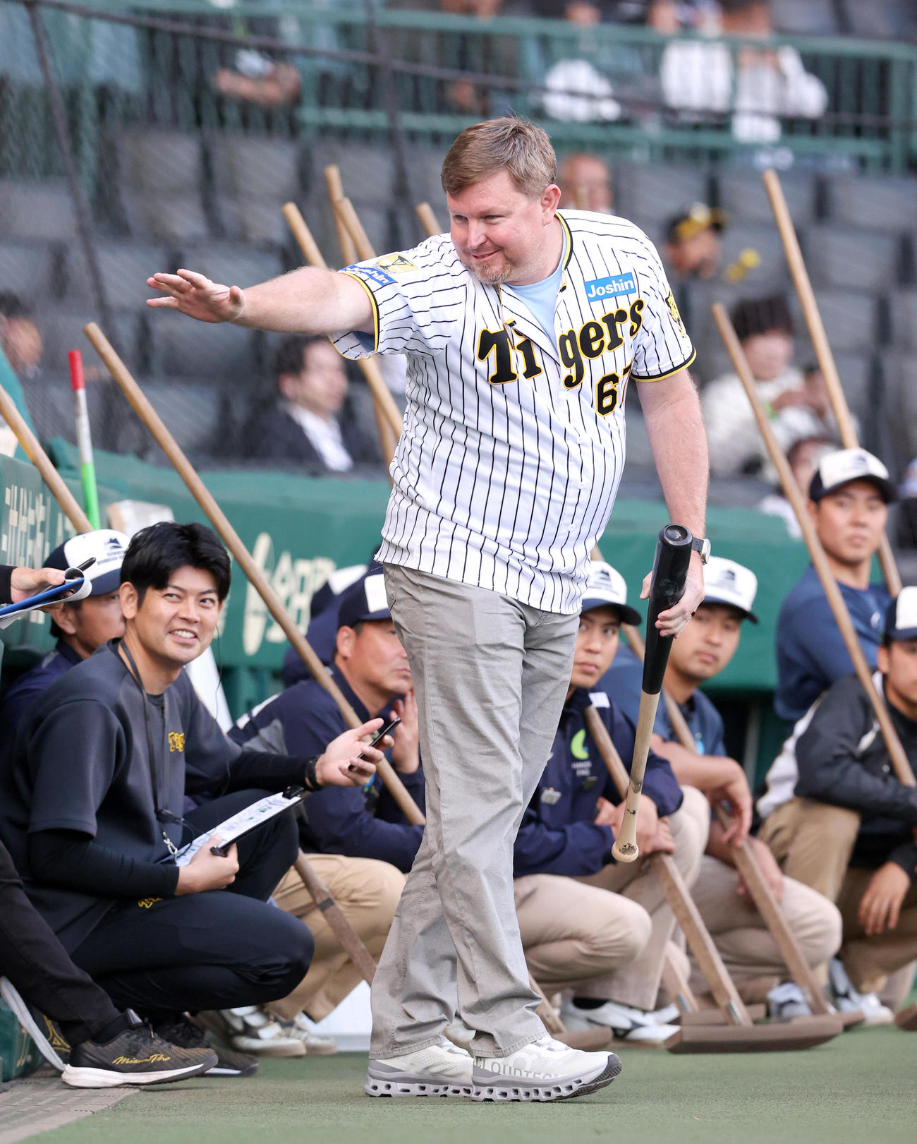 阪神対中日　試合前、ファーストピッチセレモニーに臨む阪神OBブラゼル氏（撮影・上山淳一）