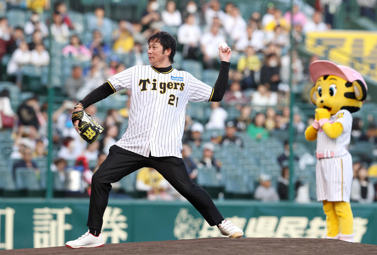 阪神対中日　試合前、ファーストピッチセレモニーで投球する岩田CA（撮影・上山淳一）