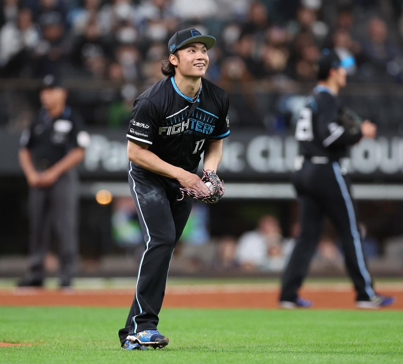 日本ハム対ロッテ　1回表、笑顔を見せる伊藤（撮影・黒川智章）