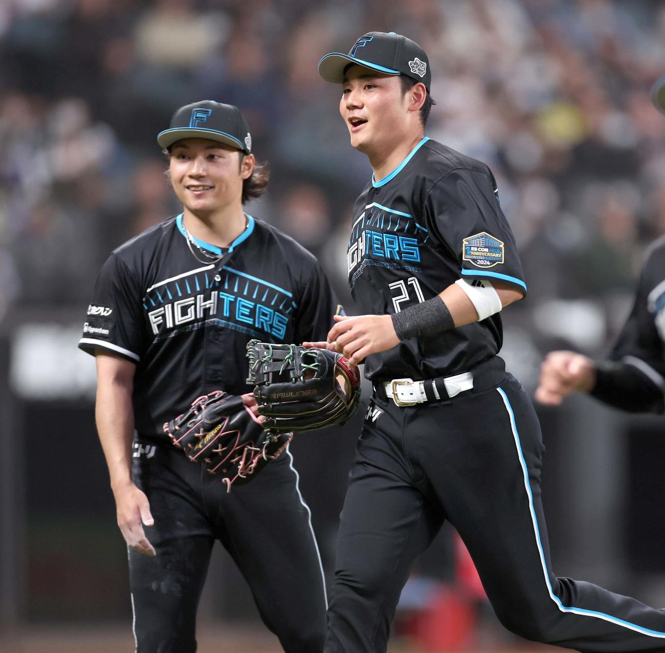 日本ハム対ロッテ　2回表、好守を見せた清宮は伊藤に出迎えられ笑顔（撮影・黒川智章）