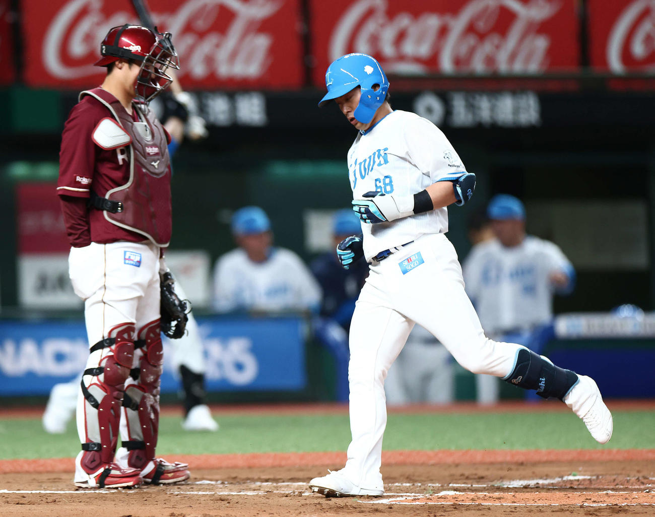 西武対楽天　1回裏西武1死、左越え先制ソロ本塁打で生還する岸（撮影・河田真司）