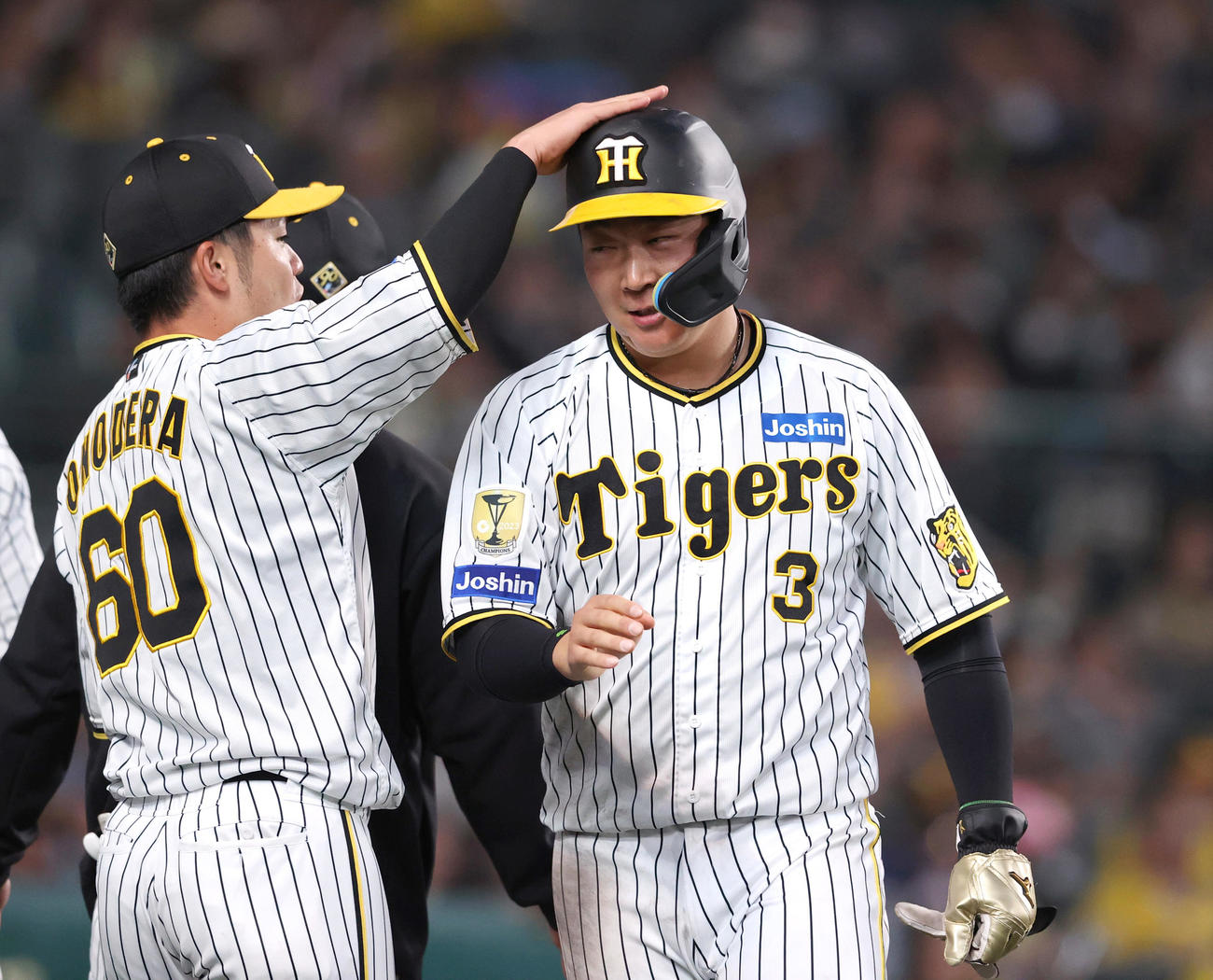 阪神対中日　2回裏阪神1死満塁、大山（右）は木浪の右前適時打で先制生還し、出迎えを受ける（撮影・上山淳一）