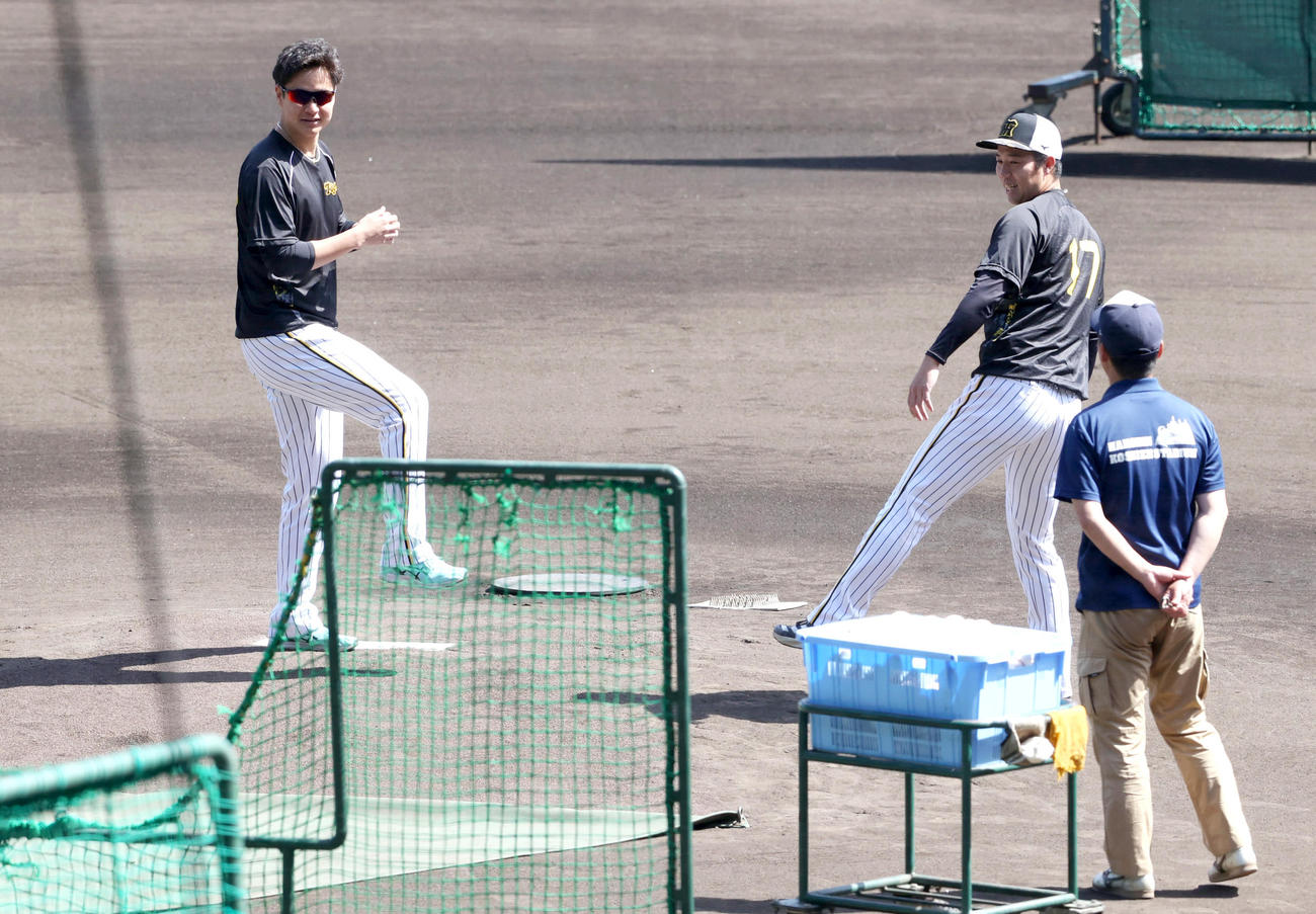 阪神対中日　試合前の練習でマウンドを確認する阪神大竹（左）と青柳（撮影・上山淳一）