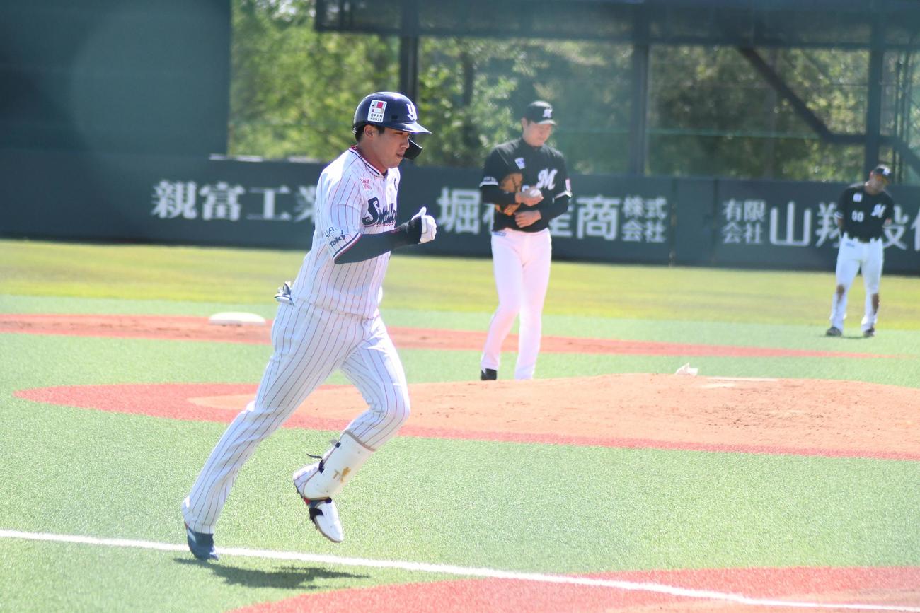 3回裏1死、ソロ本塁打を放ったヤクルト山田哲人