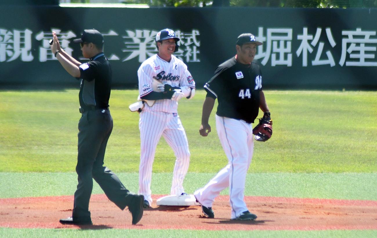 イースタン・リーグ　ヤクルト対ロッテ　1回裏無死、二塁打を放ち笑顔のヤクルト山田哲人。右はロッテ井上晴哉