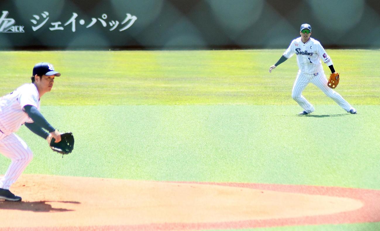 イースタン・リーグ　ヤクルト対ロッテ　打球を追うヤクルト山田哲人。左はヤクルト先発小川泰弘