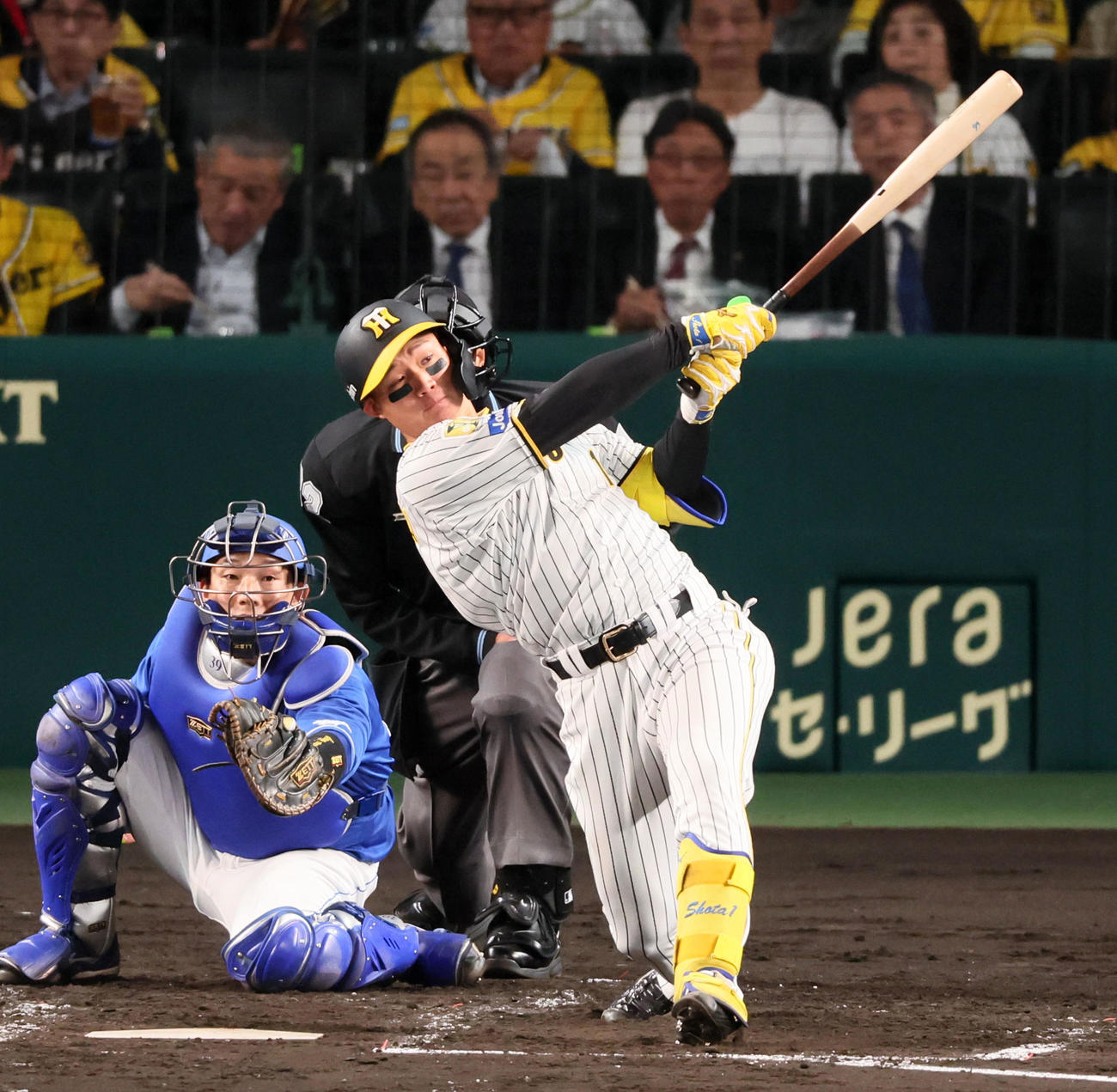 阪神対中日　3回裏阪神1死、森下は左越えソロ本塁打を放つ（撮影・加藤哉）