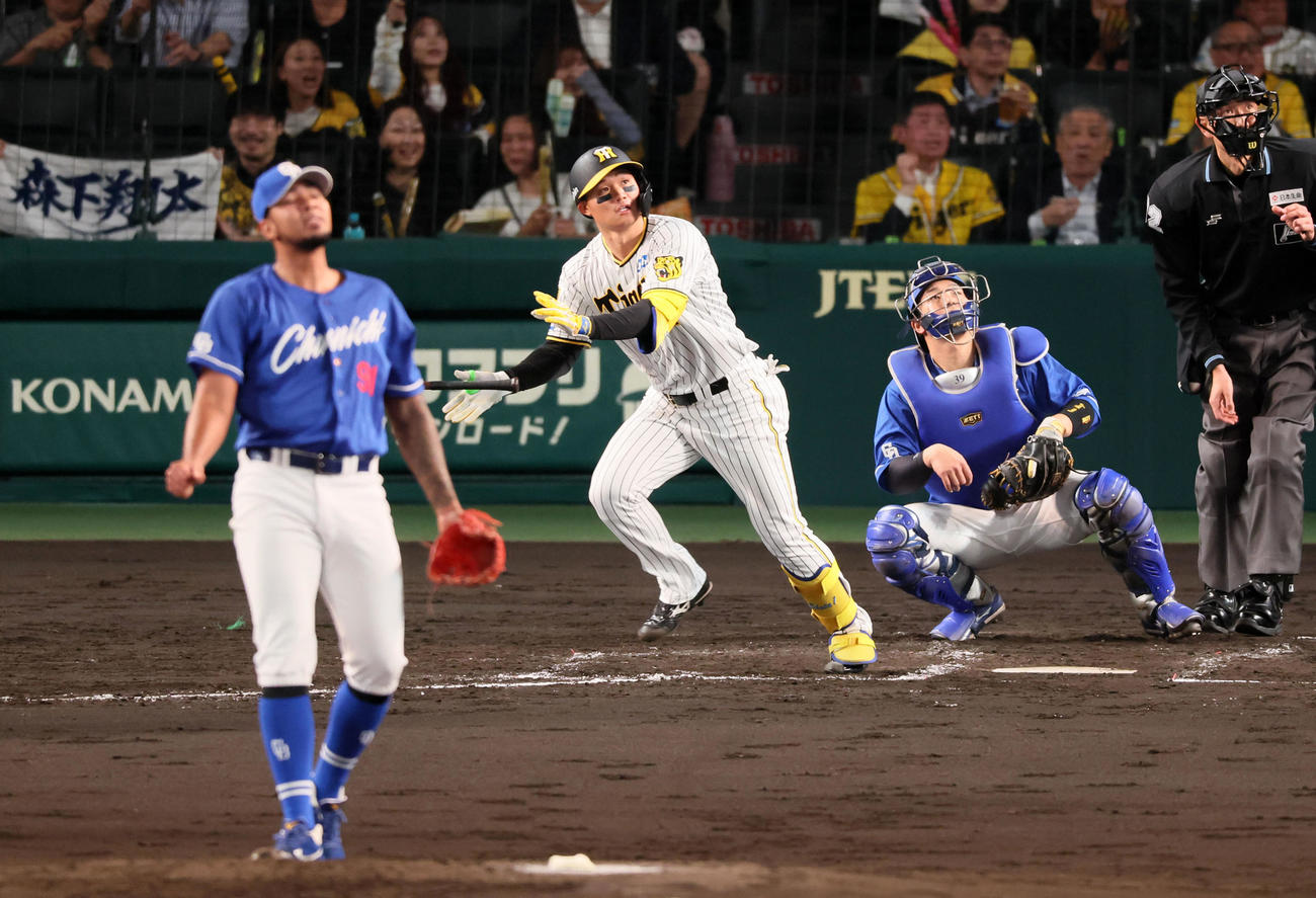阪神対中日　3回裏阪神1死、森下は左越えソロ本塁打を放つ。投手はメヒア（撮影・加藤哉）
