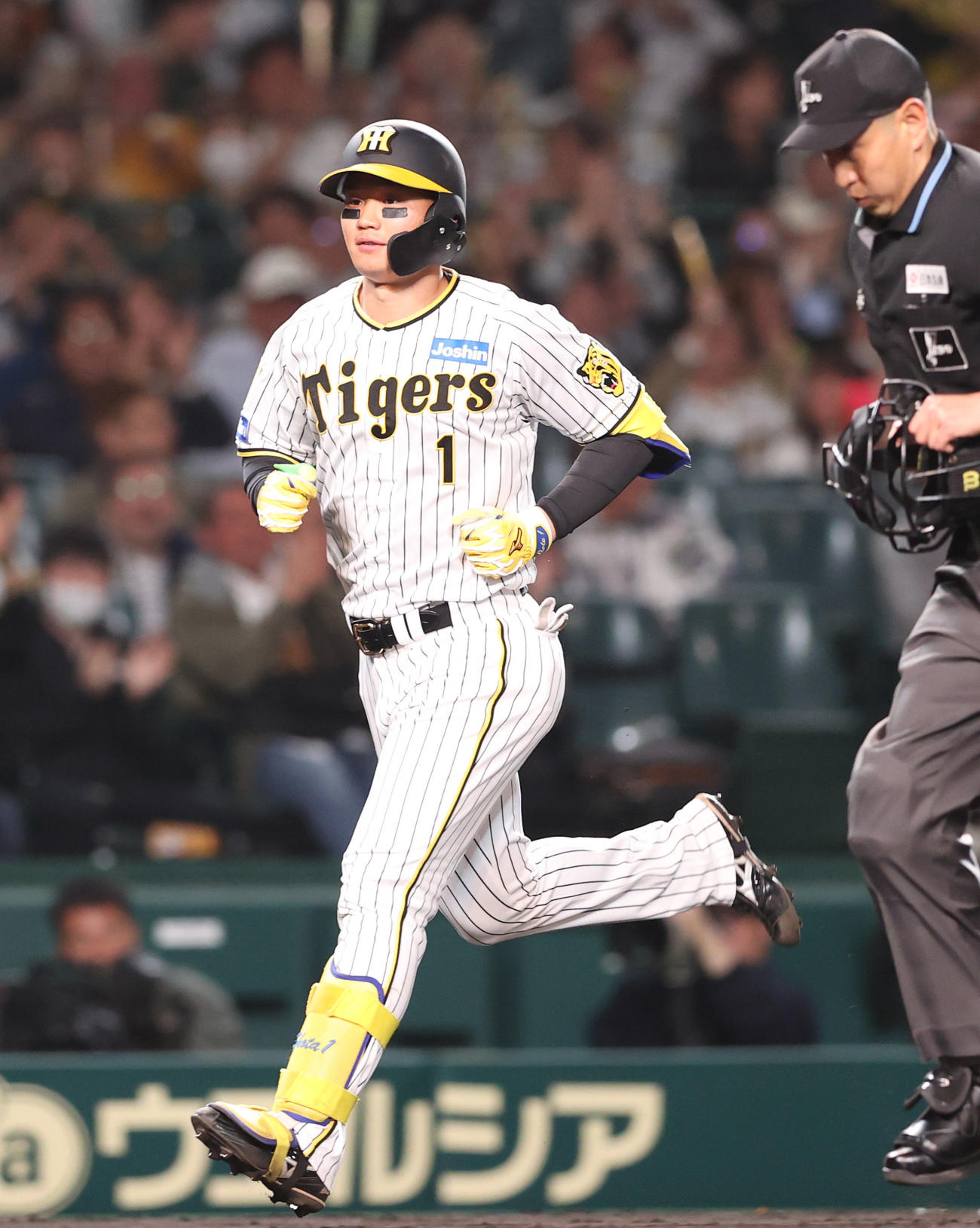 阪神対中日　3回裏阪神1死、森下（左）は左越えソロ本塁打を放ちダイヤモンドを1周する（撮影・上山淳一）