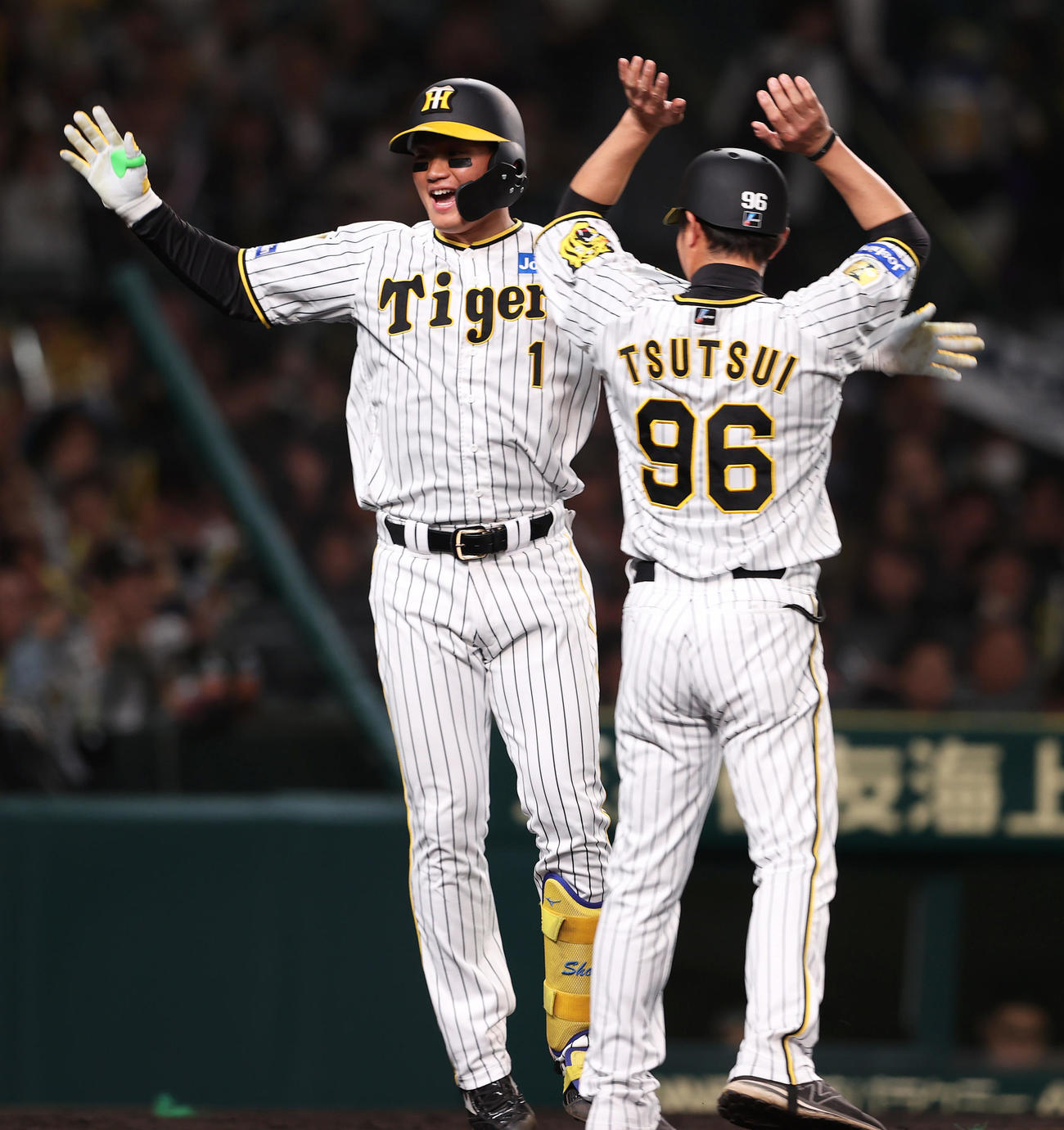 阪神対中日　3回裏阪神1死、森下（左）は左越えソロ本塁打を放ち喜ぶ（撮影・上山淳一）