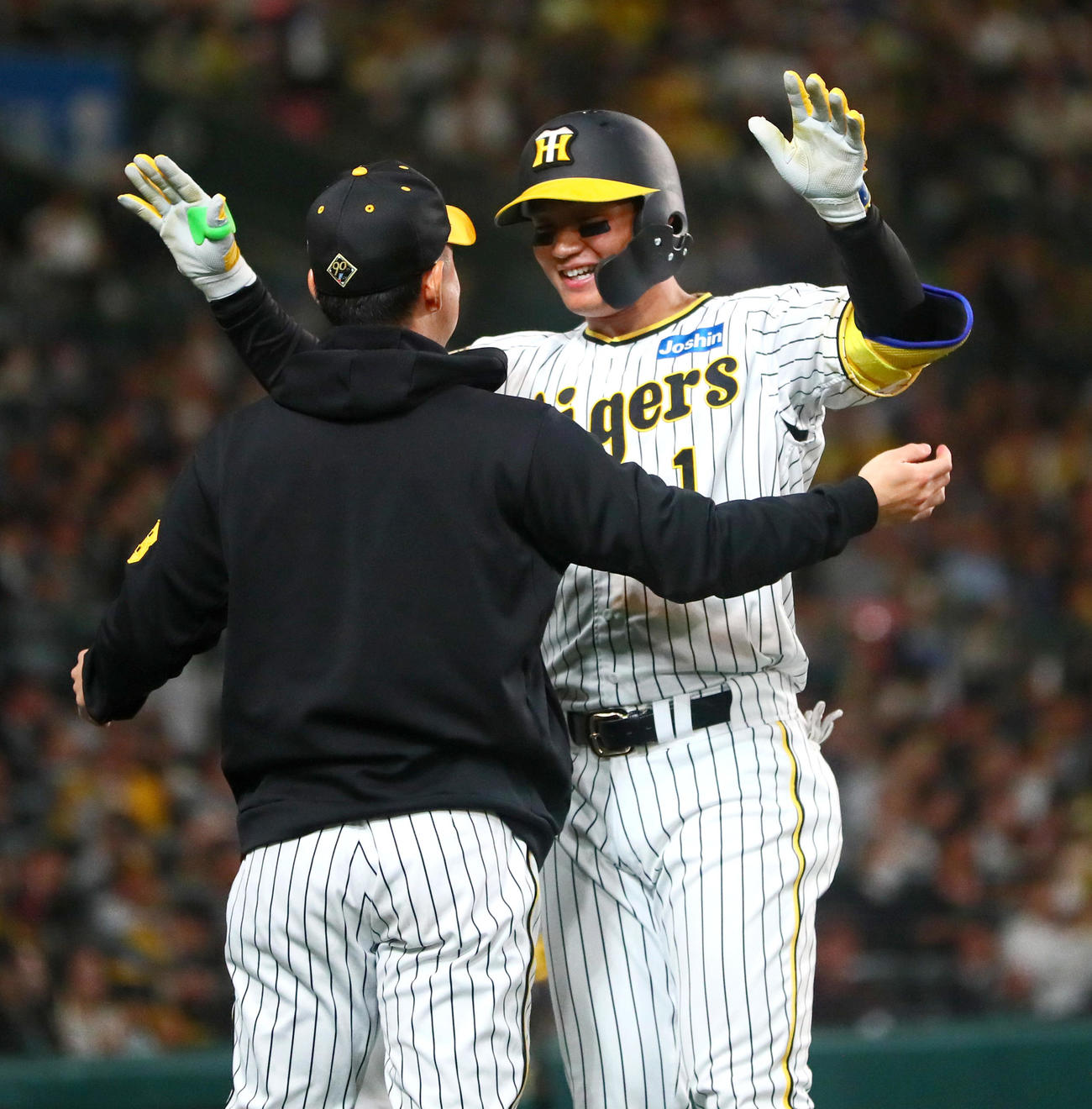 阪神対中日　3回裏阪神1死、森下（右）は左越えソロ本塁打を放ち喜ぶ（撮影・上山淳一）