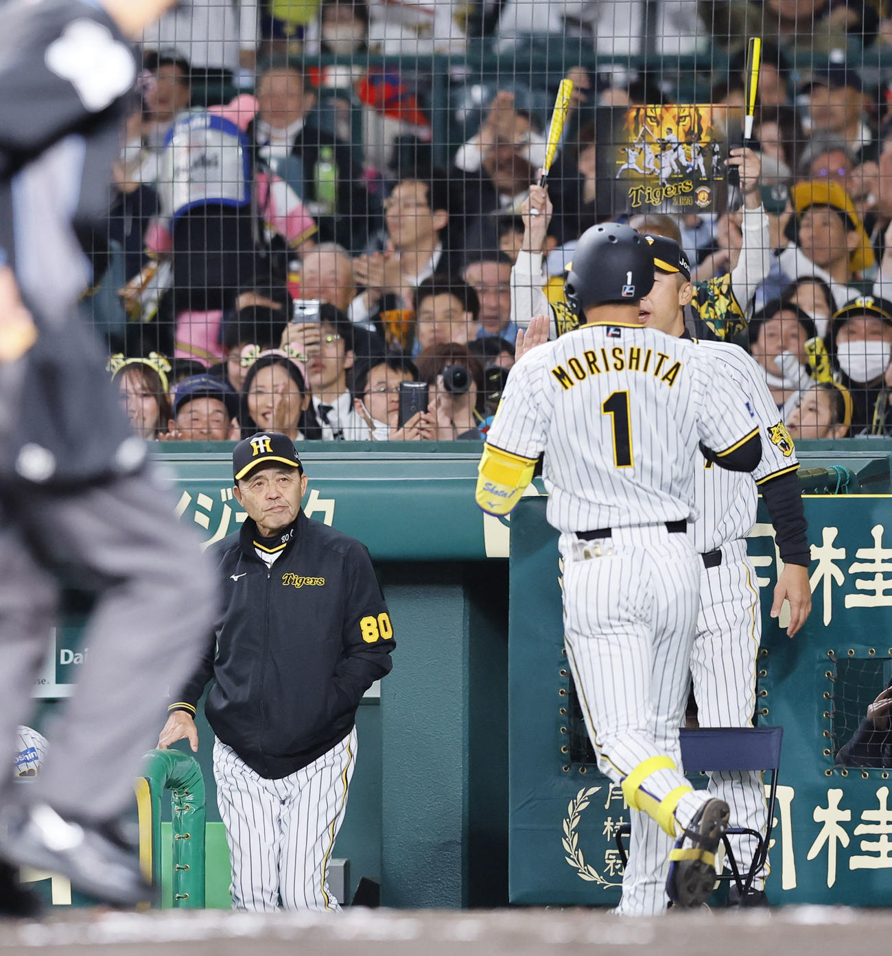 阪神対中日　3回裏阪神1死、左越えに本塁打を放った森下を出迎える岡田監督（撮影・藤尾明華）