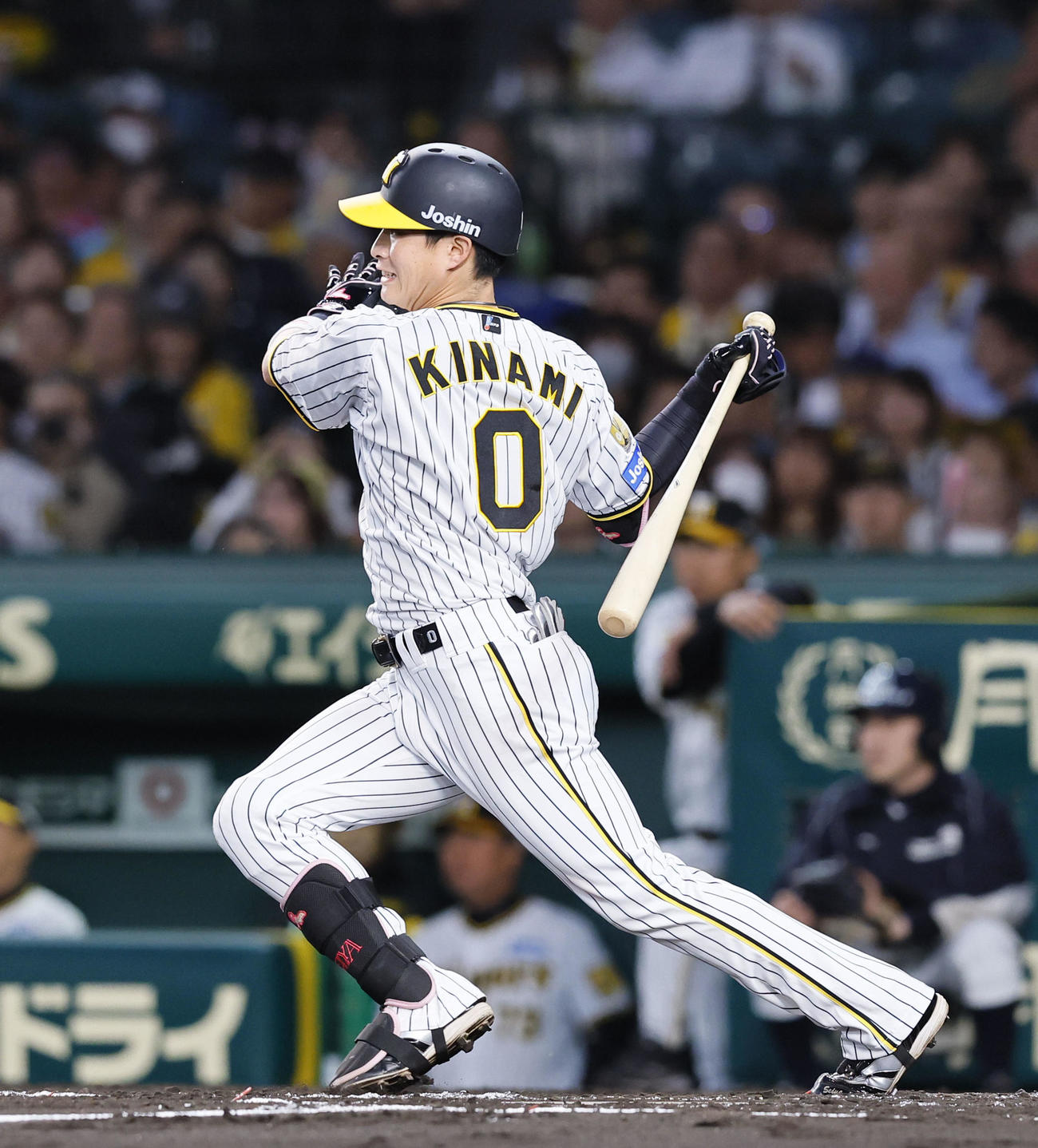 阪神対中日　2回裏阪神無死一塁満塁、木浪は右前に先制の適時打を放つ（撮影・藤尾明華）