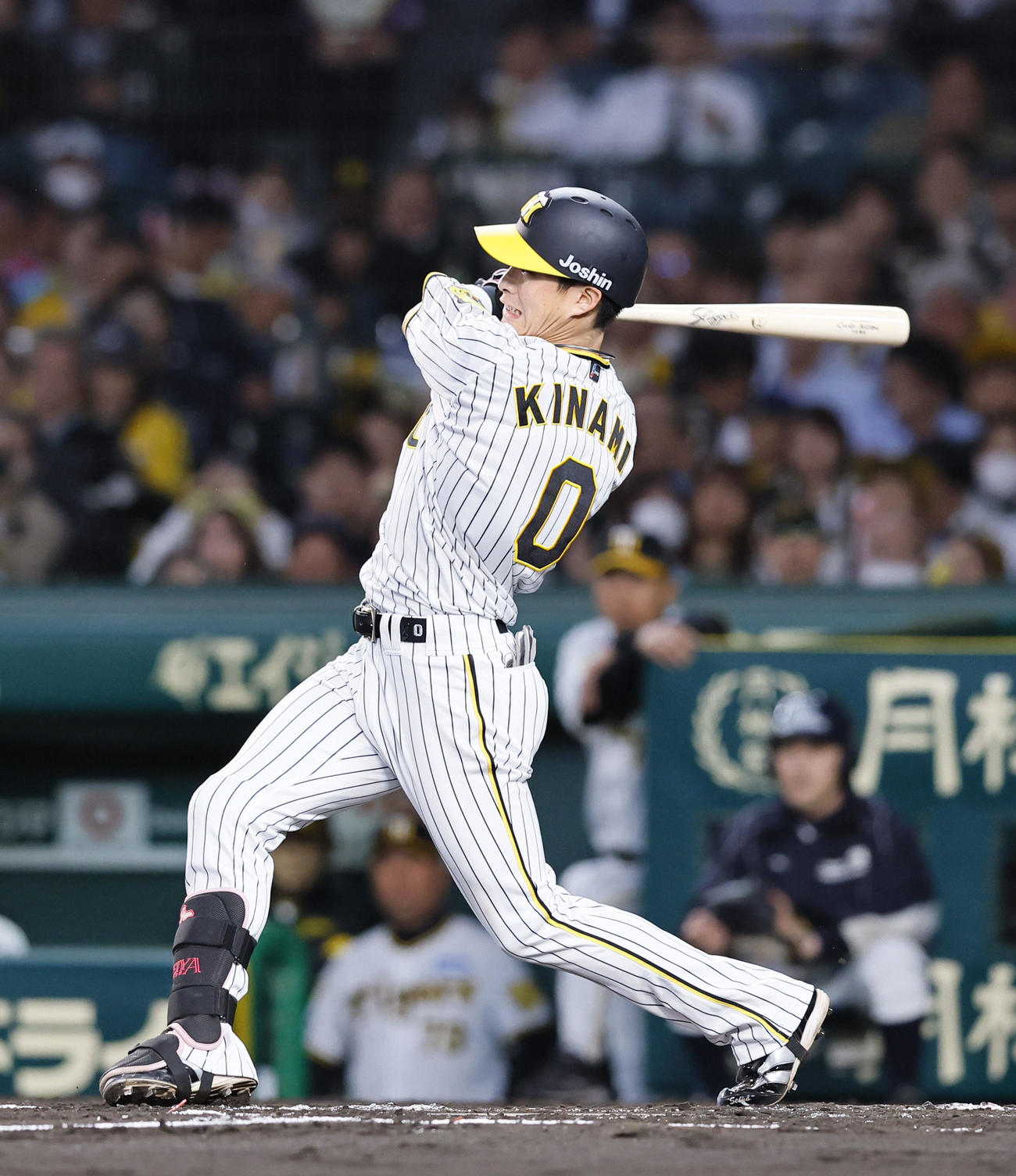 阪神対中日　2回裏阪神無死一塁満塁、木浪は右前に先制の適時打を放つ（撮影・藤尾明華）