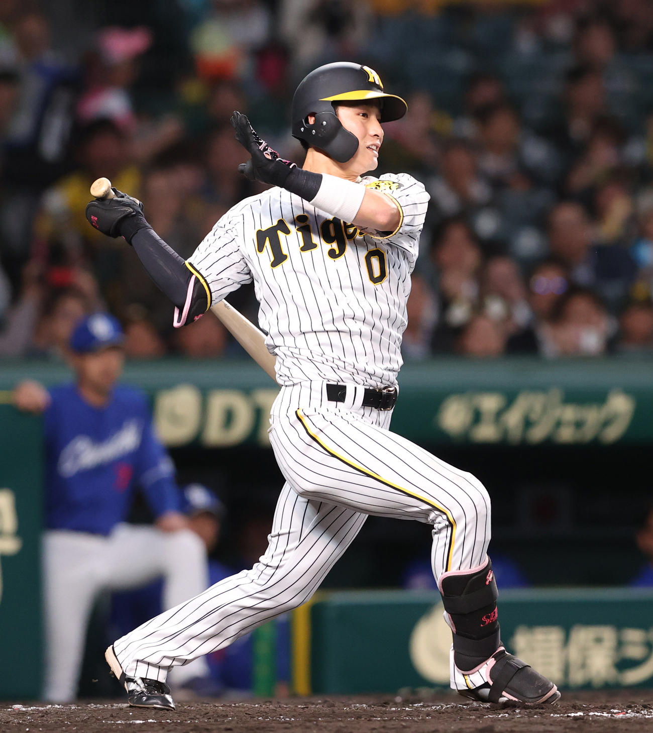 阪神対中日　2回裏阪神1死満塁、木浪は先制の右前適時打を放つ（撮影・上山淳一）