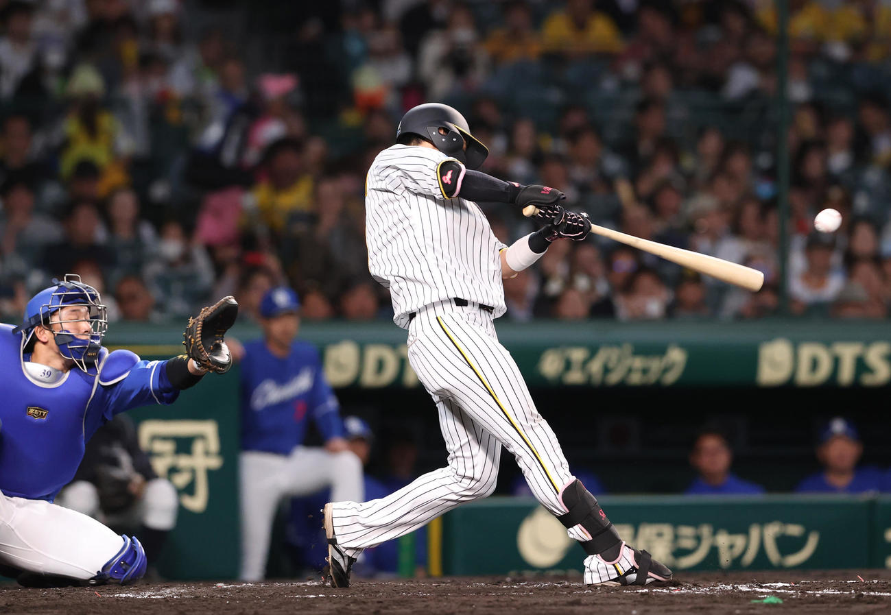 阪神対中日　2回裏阪神1死満塁、木浪は先制の右前適時打を放つ（撮影・上山淳一）