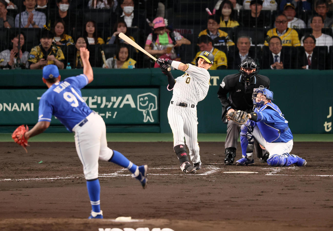 阪神対中日　2回裏阪神1死満塁、木浪は右適時打を放つ。投手はメヒア（撮影・加藤哉）