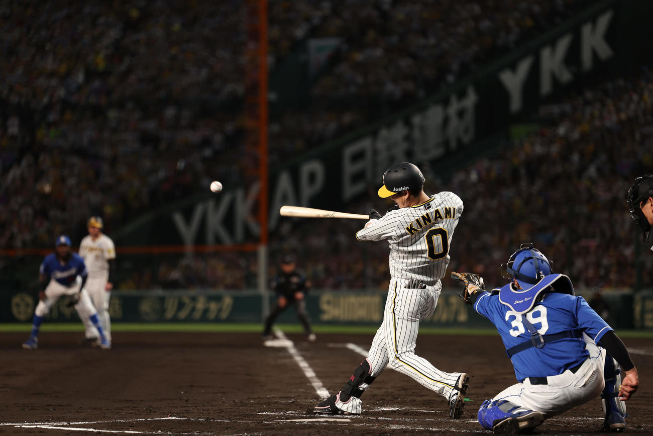 阪神対中日　2回裏阪神1死満塁、先制の右前適時打を放つ木浪（撮影・前田充）