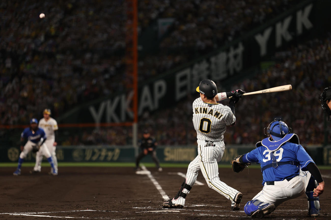 阪神対中日　2回裏阪神1死満塁、先制の右前適時打を放つ木浪（撮影・前田充）