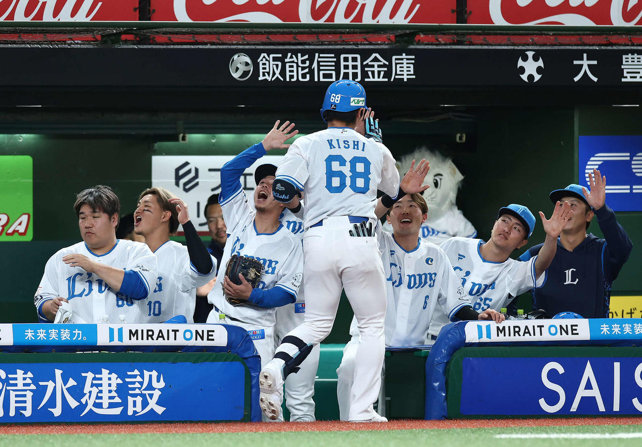 西武対楽天　1回裏西武1死、左越え先制ソロ本塁打で生還する岸（中央）を迎えるチームメート（撮影・河田真司）
