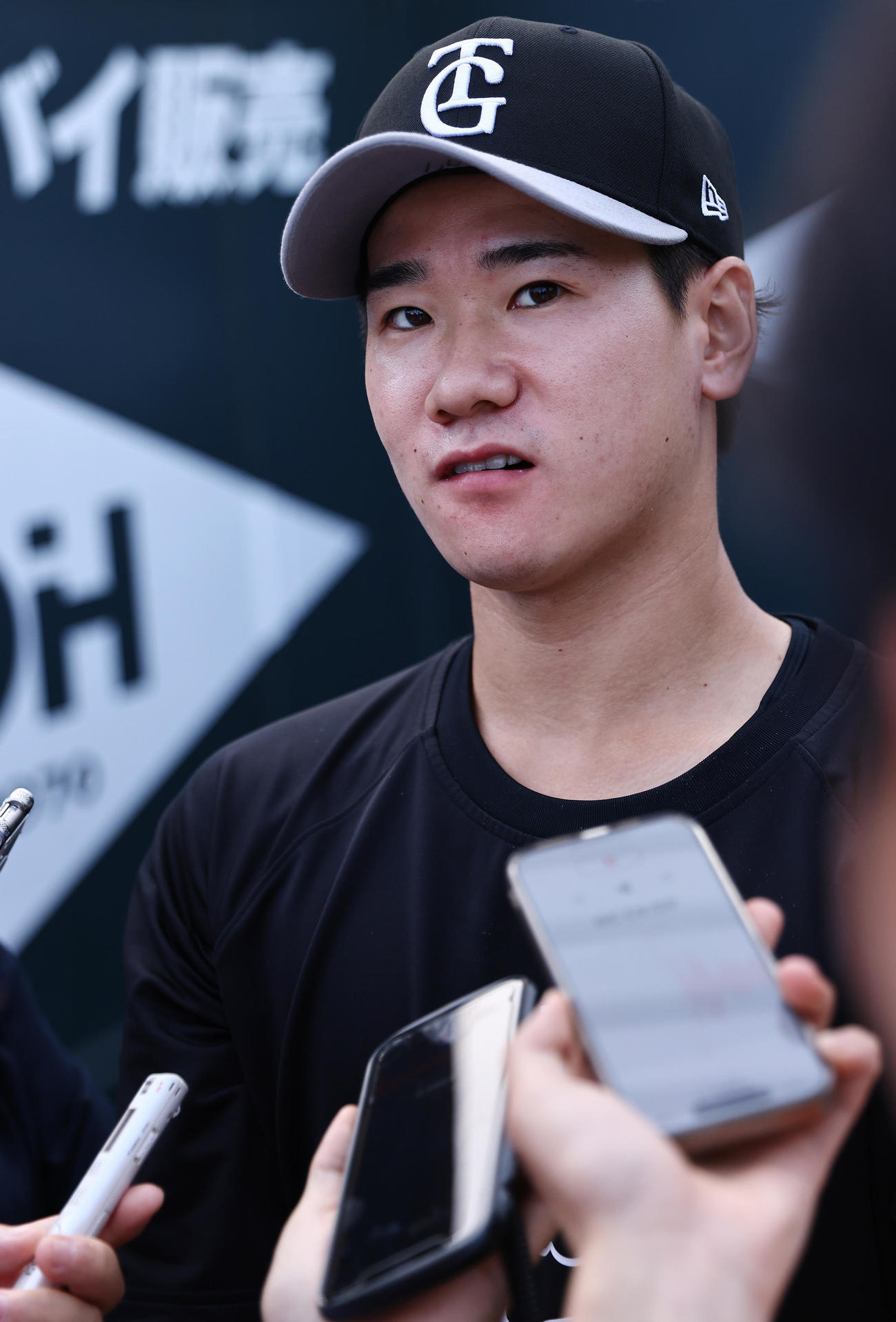 広島対巨人　試合前練習を終え取材に応じる巨人井上（撮影・垰建太）
