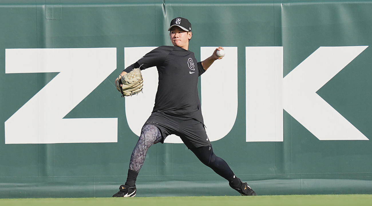 広島対巨人　試合前、投球練習を行う巨人井上（撮影・垰建太）