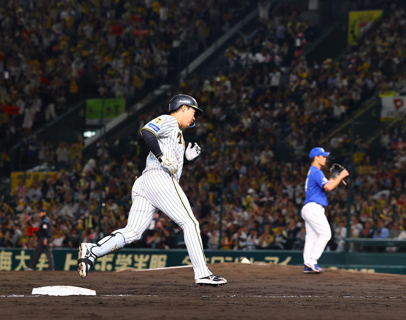 阪神対中日　5回裏阪神1死、中越えに本塁打を放ち三塁を回る大山（撮影・藤尾明華）