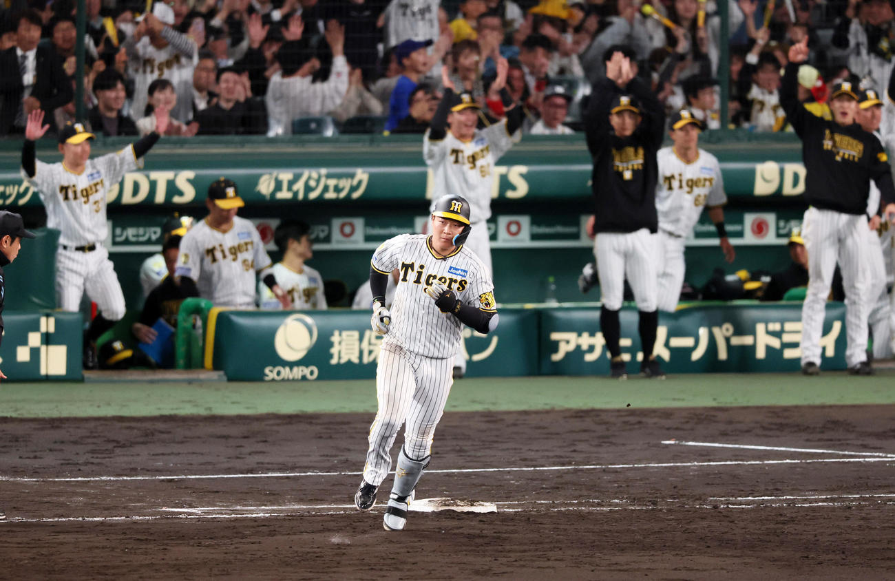 阪神対中日　5回裏阪神1死、大山は中越えソロ本塁打を放ちダイヤモンドをまわる（撮影・加藤哉）