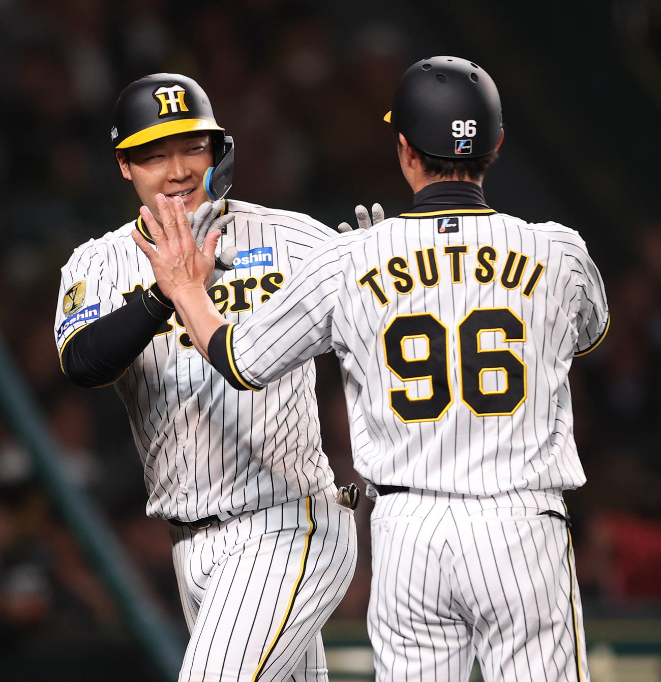 阪神対中日　5回裏阪神1死、大山（左）は中越えソロ本塁打を放ち筒井壮外野守備走塁コーチと笑顔でタッチをかわす（撮影・上山淳一）