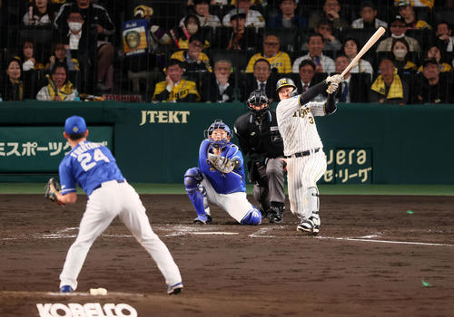 阪神対中日　5回裏阪神1死、大山は中越えソロ本塁打を放つ。投手は福谷（撮影・加藤哉）