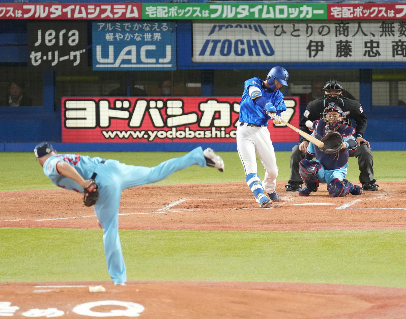 ヤクルト対DeNA 3回表DeNA1死、度会は中前打を放つ（撮影・小沢裕）