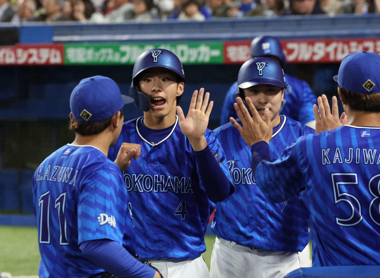 ヤクルト対DeNA 3回表DeNA2死一、二塁、牧の2点適時二塁打で生還した度会と佐野（撮影・丹羽敏通）