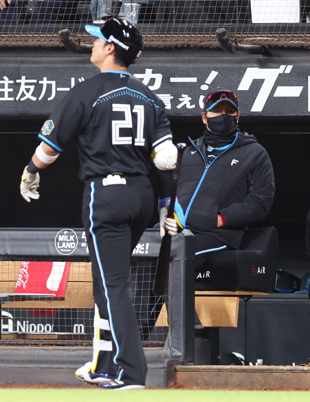 日本ハム対ロッテ　7回裏日本ハム1死、三振に終わる清宮（左）。右後方は新庄監督（撮影・佐藤翔太）