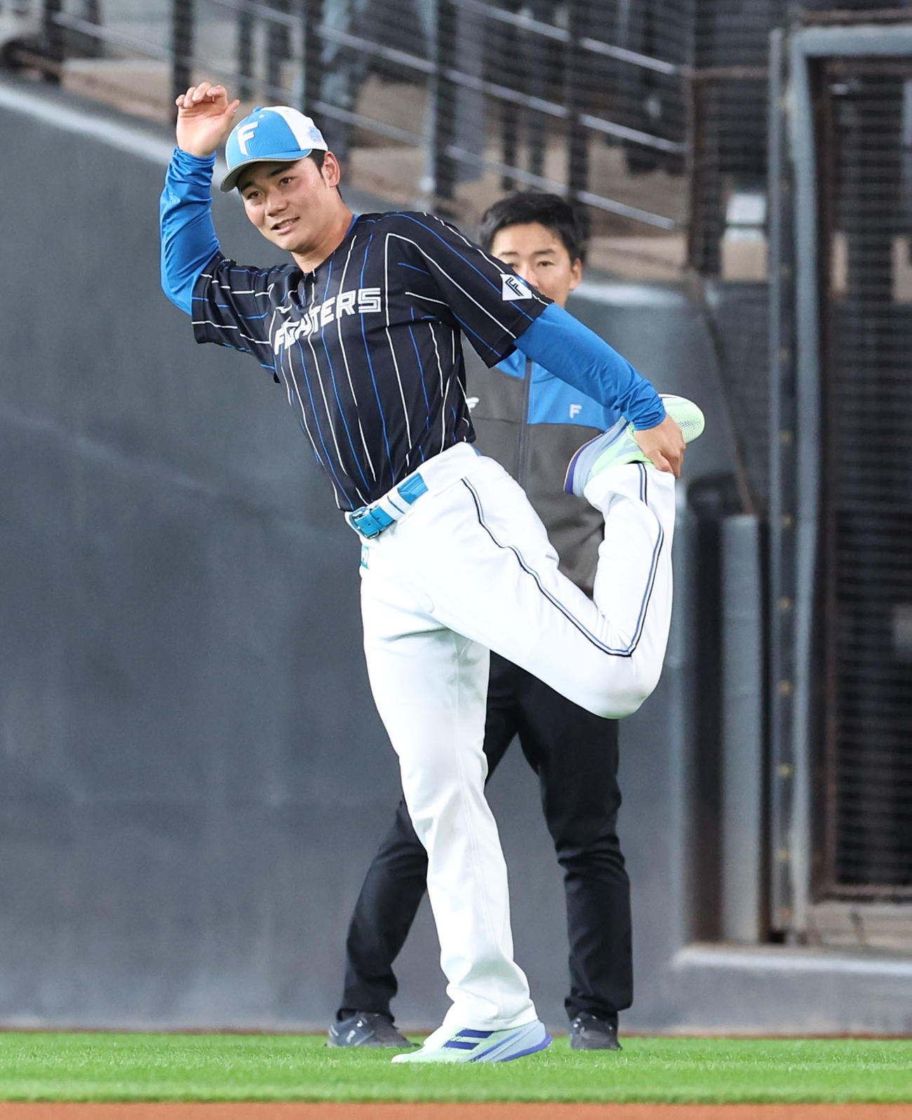 日本ハム対ロッテ　一軍に合流しウオーミングアップをする日本ハム清宮（撮影・佐藤翔太）