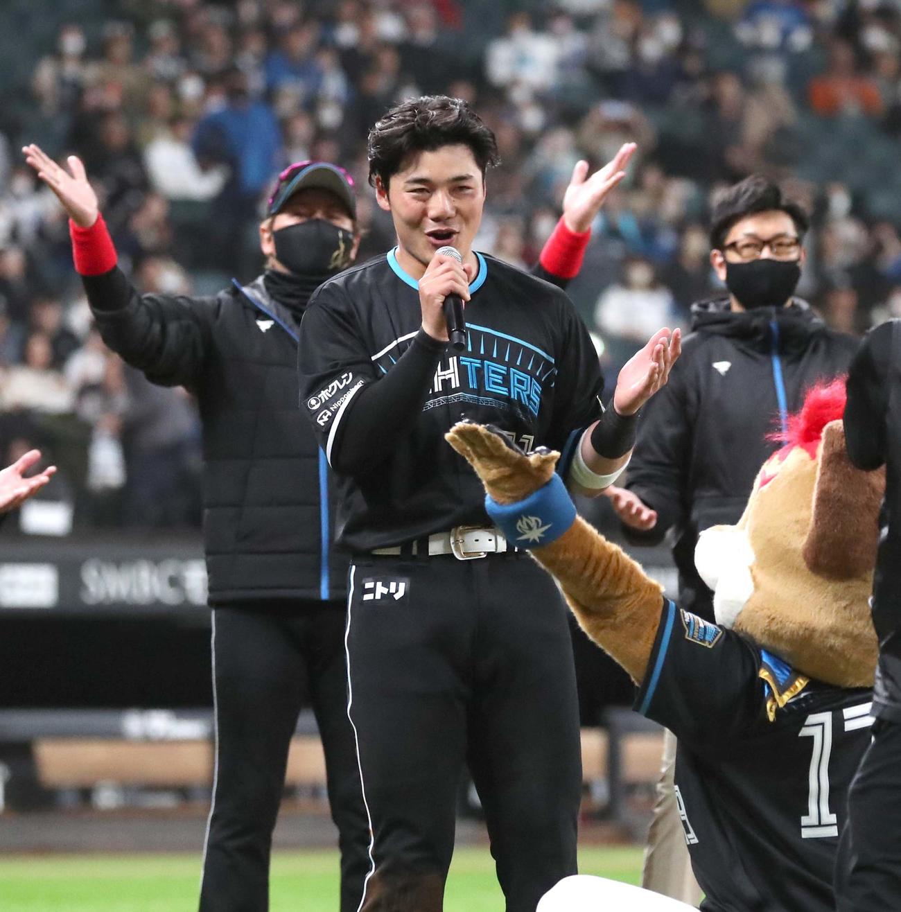日本ハム対ロッテ　試合後、勝利に一丁締めをする清宮。後方は新庄監督（撮影・黒川智章）
