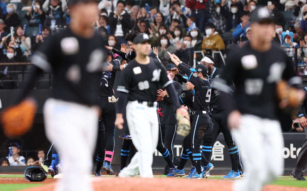 日本ハム対ロッテ　9回裏日本ハム1死満塁、押し出し四球でサヨナラ勝ちし歓喜する清宮（中央）らナインたち（撮影・佐藤翔太）