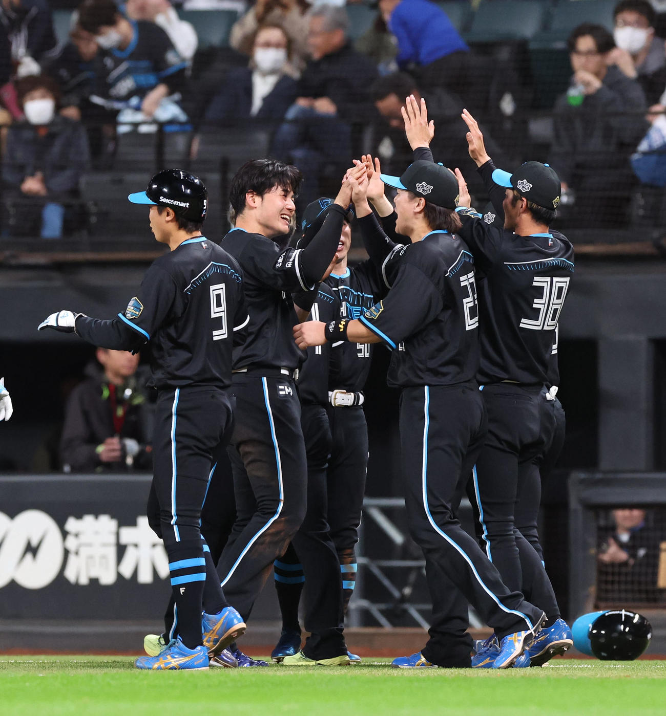 日本ハム対ロッテ　9回裏日本ハム1死満塁、押し出し四球でサヨナラ勝ちし歓喜する清宮（左から2人目）らナインたち（撮影・佐藤翔太）