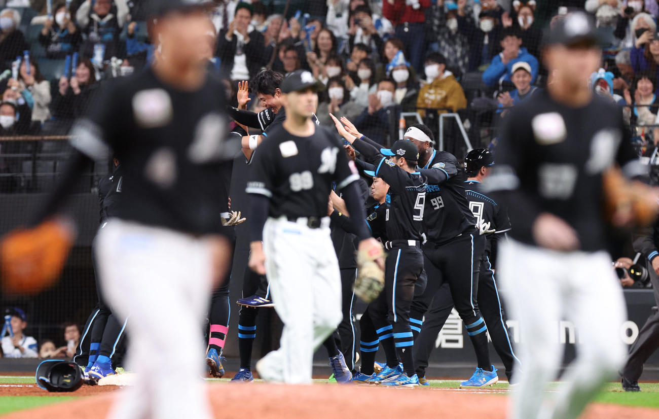 日本ハム対ロッテ　9回裏日本ハム1死満塁、押し出し四球でサヨナラ勝ちし歓喜する清宮（中央）らナインたち（撮影・佐藤翔太）