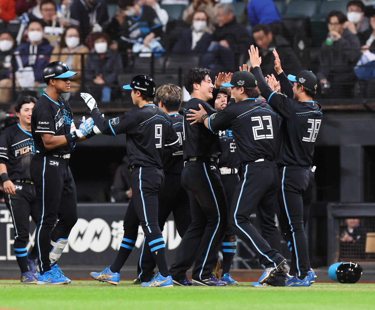 日本ハム対ロッテ　9回裏日本ハム1死満塁、押し出し四球でサヨナラ勝ちし歓喜する清宮（中央）らナインたち（撮影・佐藤翔太）