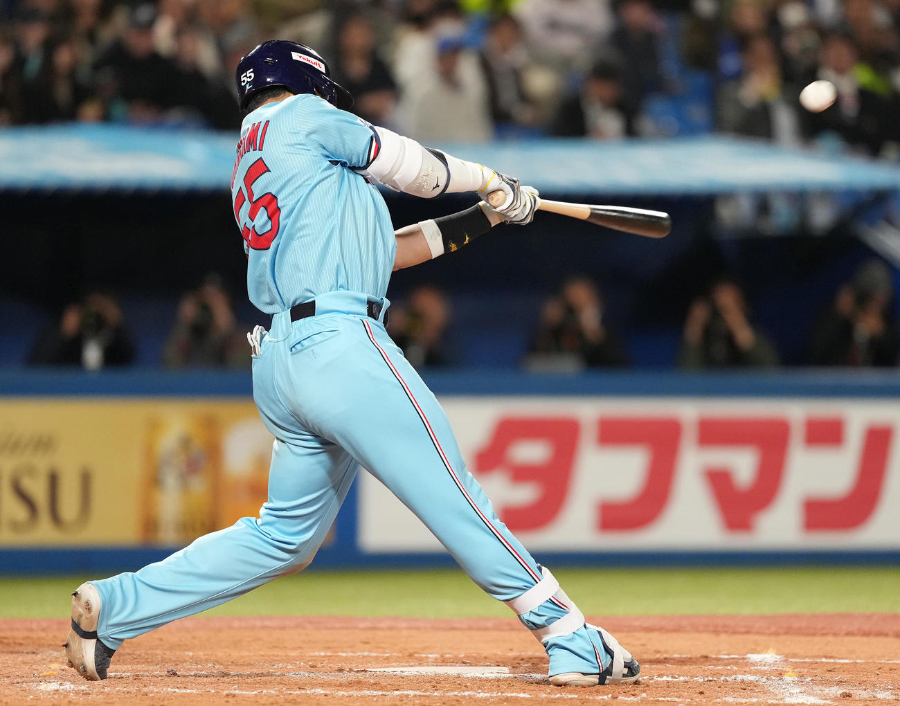 ヤクルト対DeNA 8回裏ヤクルト無死、右中間にソロ本塁打を放つ村上（撮影・鈴木みどり）
