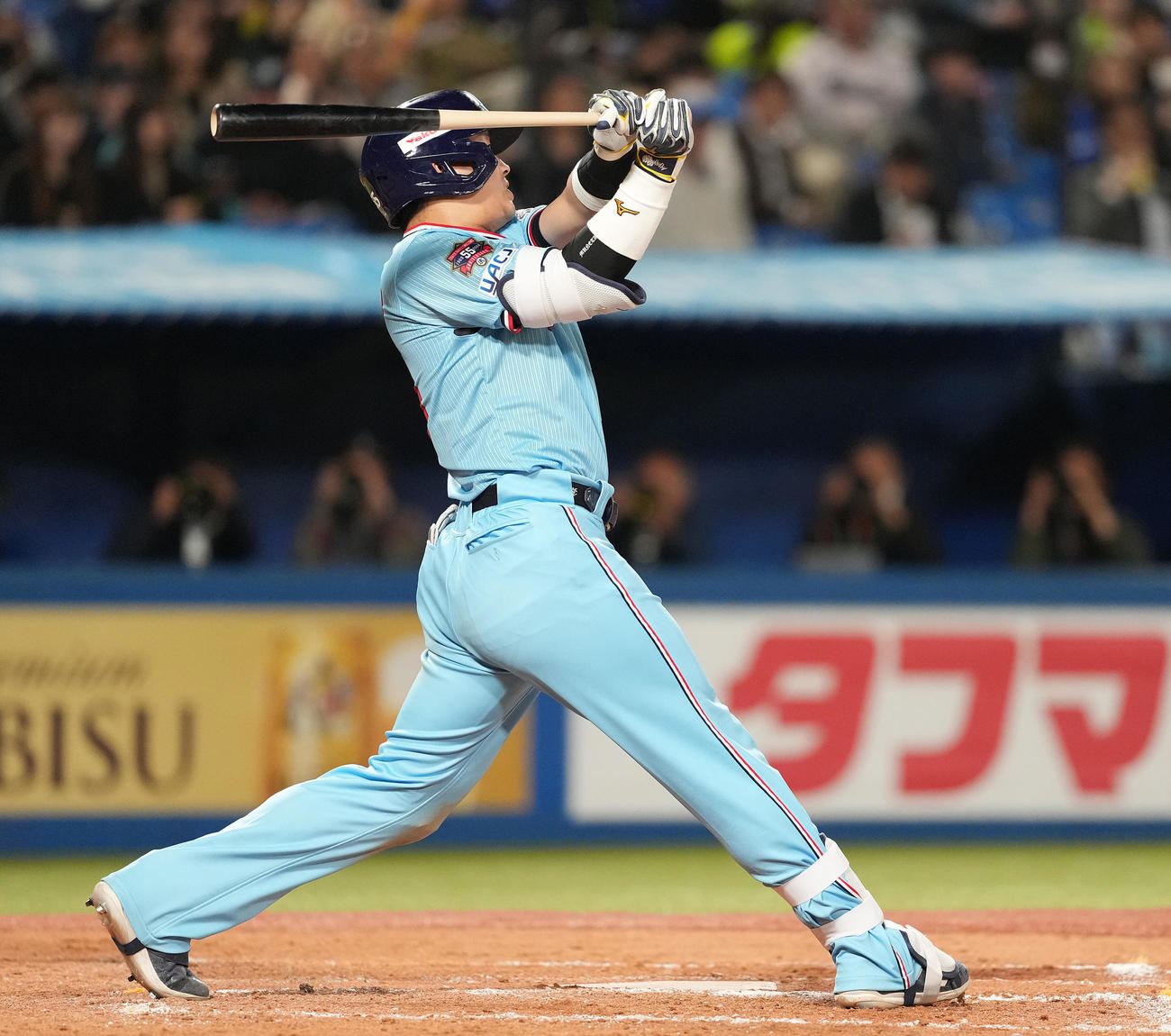 ヤクルト対DeNA 8回裏ヤクルト無死、右中間にソロ本塁打を放つ村上（撮影・鈴木みどり）