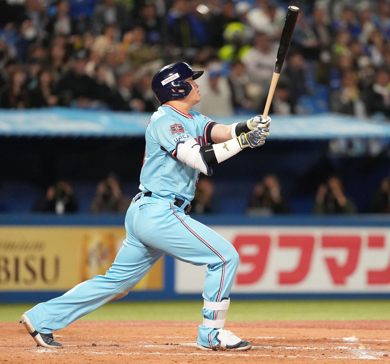 ヤクルト対DeNA 8回裏ヤクルト無死、右中間にソロ本塁打を放つ村上（撮影・鈴木みどり）