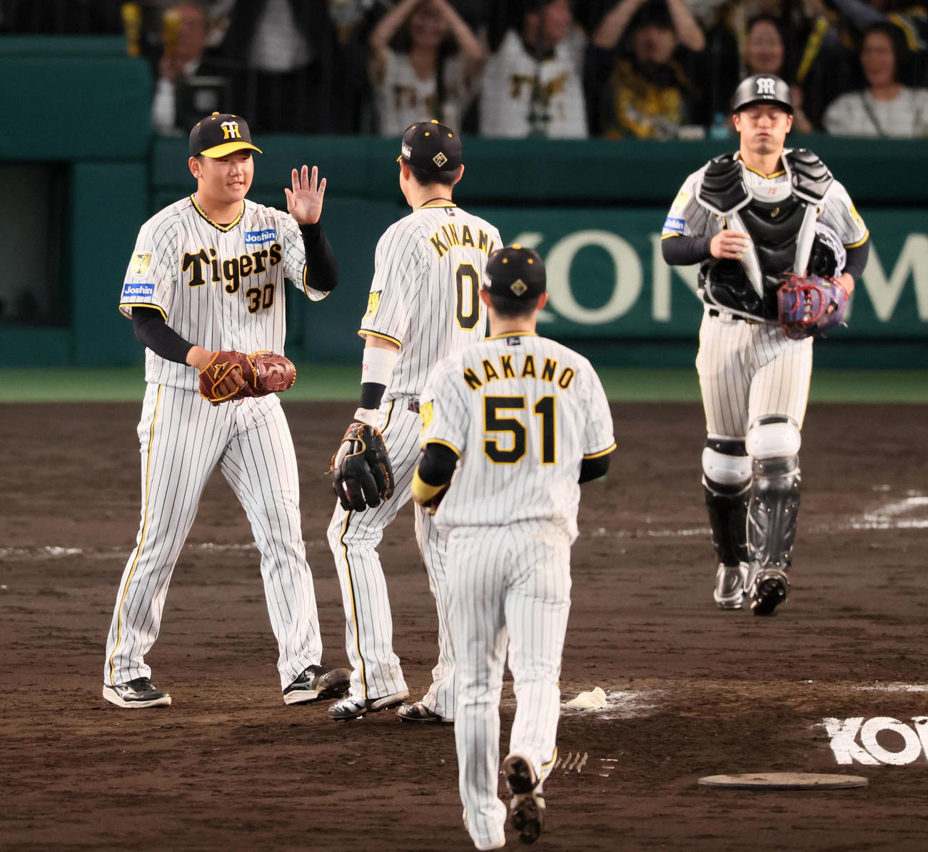 阪神対中日　中日に勝利しナインとタッチする門別（撮影・加藤哉）
