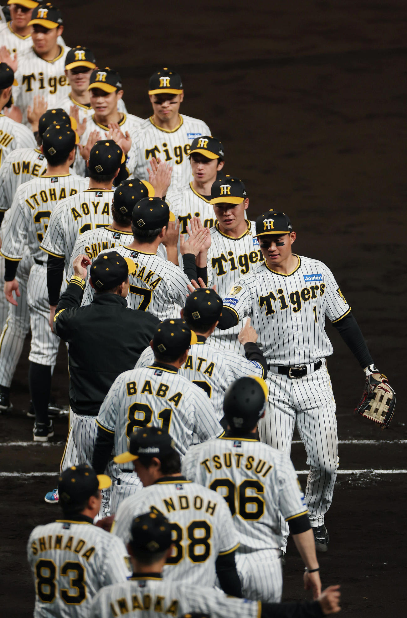 阪神対中日　中日に勝利しタッチを交わす阪神ナイン（撮影・前田充）